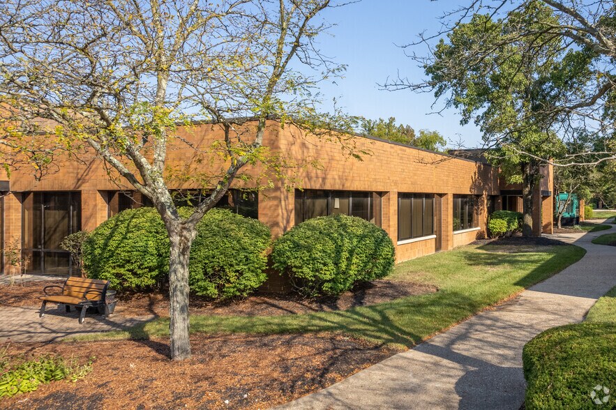 5303 Dupont Cir, Milford, OH à louer - Photo du bâtiment - Image 1 de 4
