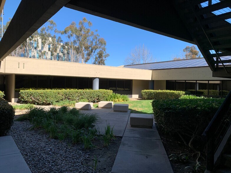 16885 W Bernardo Dr, San Diego, CA à louer - Photo du bâtiment - Image 3 de 12