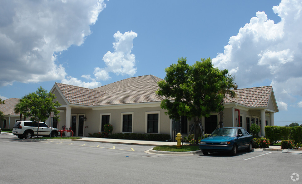 5252 Summerlin Commons Way, Fort Myers, FL for lease - Building Photo - Image 3 of 6