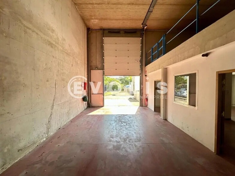 Flex in Grigny for lease - Interior Photo - Image 1 of 6