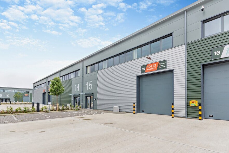 College Rd, Aylesbury à louer - Photo du bâtiment - Image 3 de 5