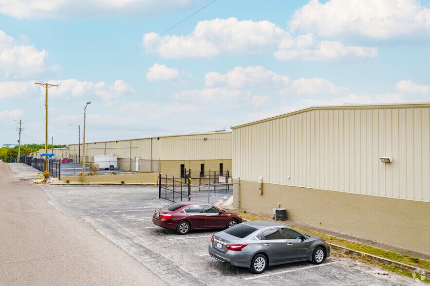 5146-5283 Le Tourneau Cir, Tampa, FL à louer - Photo du bâtiment - Image 2 de 10