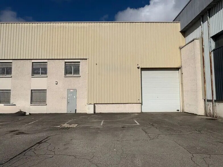 Office in Villeurbanne for lease - Building Photo - Image 2 of 12