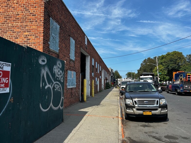 Ideal Parking Lot & Industrial Buildings portfolio of 4 properties for sale on LoopNet.ca - Building Photo - Image 2 of 7