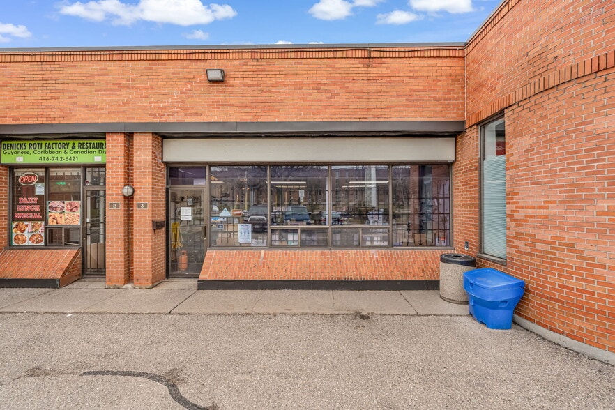 750 Oakdale Rd, Toronto, ON for sale - Building Photo - Image 2 of 18