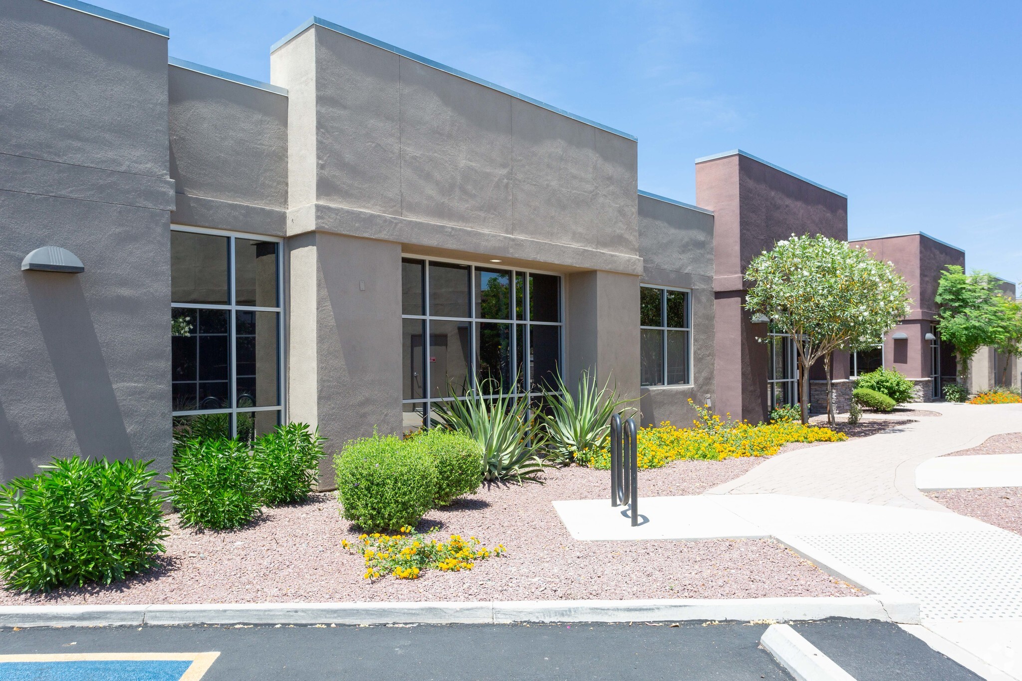 Office in Glendale, AZ for sale Primary Photo- Image 1 of 1