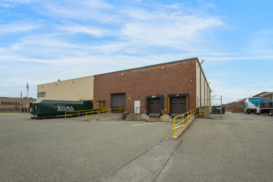 900 W Chestnut St, Brockton, MA à louer - Photo du bâtiment - Image 3 de 6