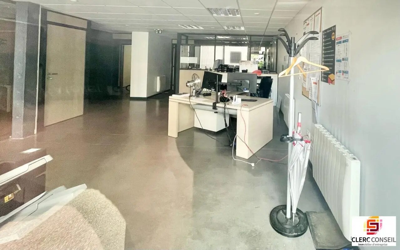 Office in Le Petit-Quevilly for lease Interior Photo- Image 1 of 8
