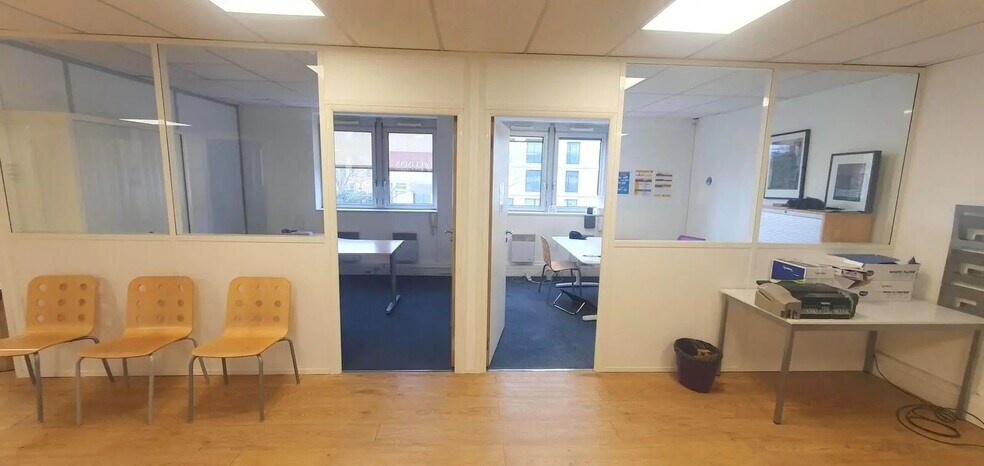 Office in Versailles for lease - Building Photo - Image 2 of 15