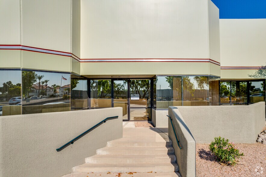 9831 S 51st St, Phoenix, AZ à louer - Photo du bâtiment - Image 3 de 8