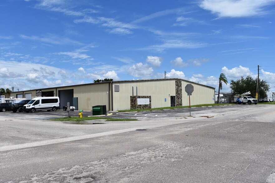 12295 Automobile Blvd, Clearwater, FL à louer - Photo du bâtiment - Image 1 de 29
