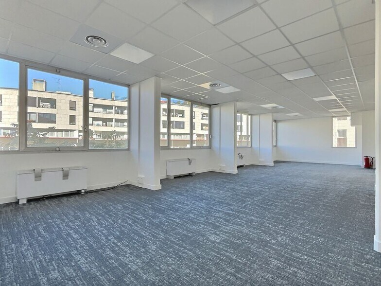 Office in Paris for lease - Building Photo - Image 3 of 5