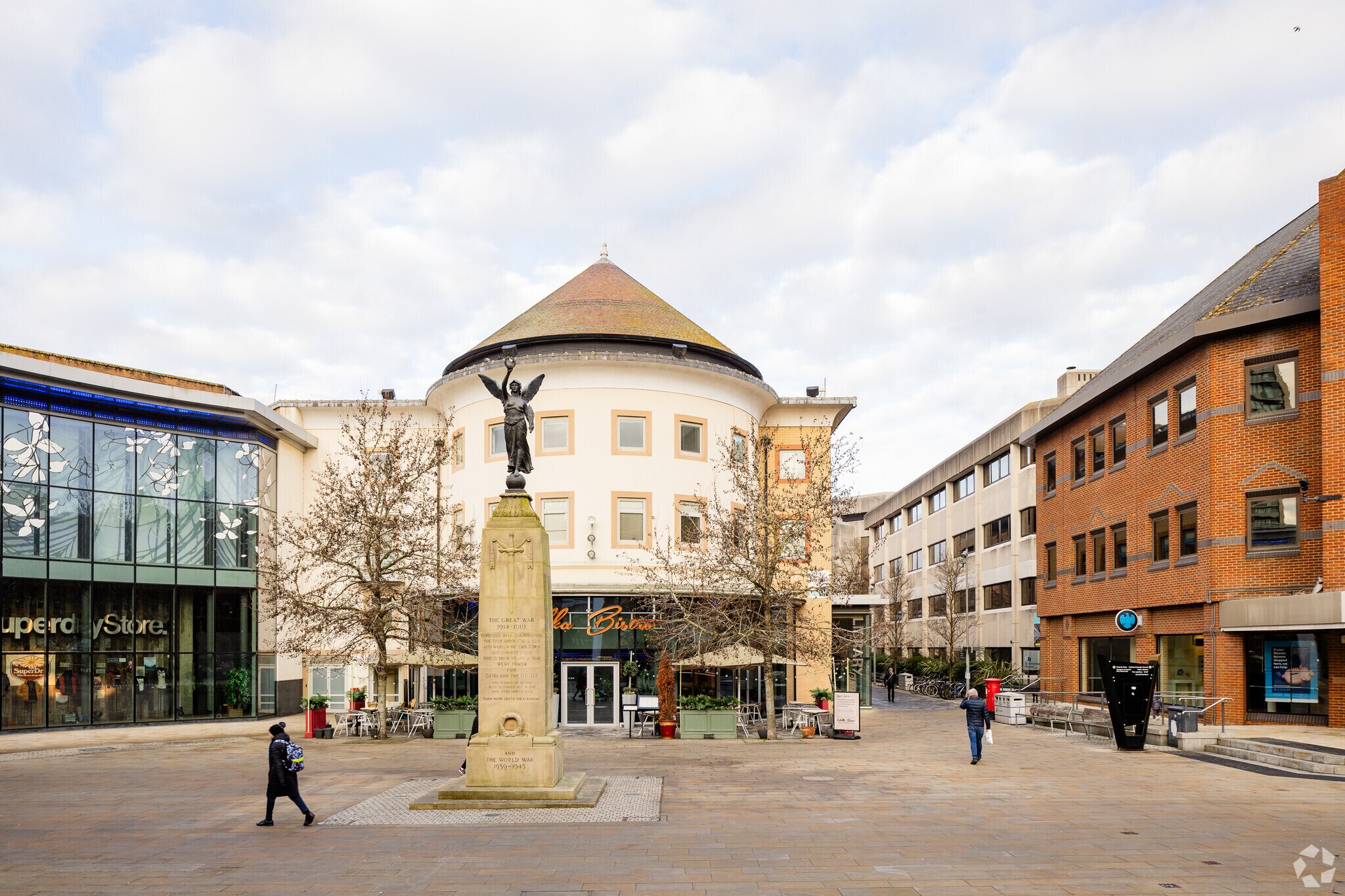 49 Town Mall, Woking for lease Primary Photo- Image 1 of 6