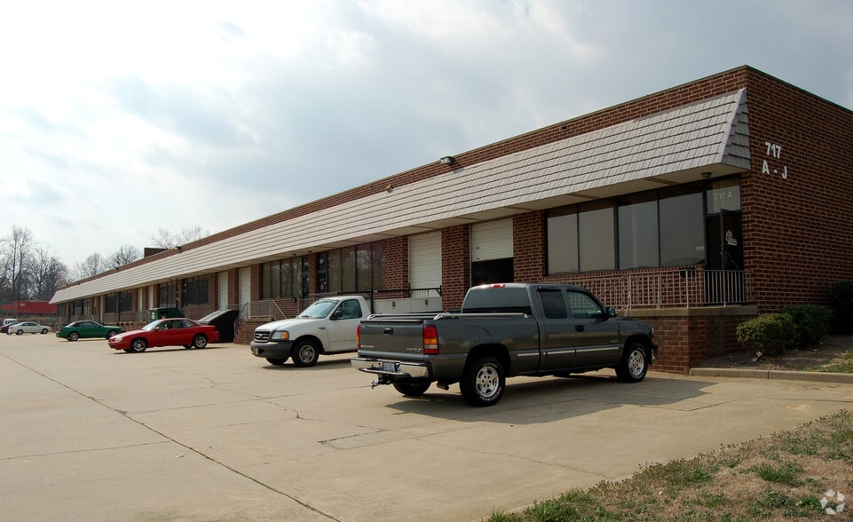 717 Atando Ave, Charlotte, NC for lease - Building Photo - Image 2 of 3
