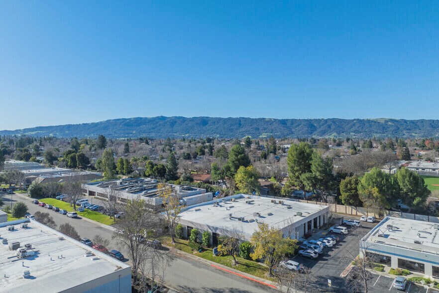 1047 Serpentine Ln, Pleasanton, CA à louer - Aérien - Image 3 de 12