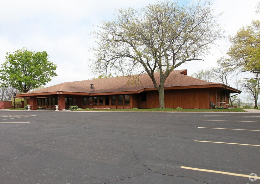 1030 Oak Ridge Dr, Eau Claire, WI for lease - Primary Photo - Image 1 of 3