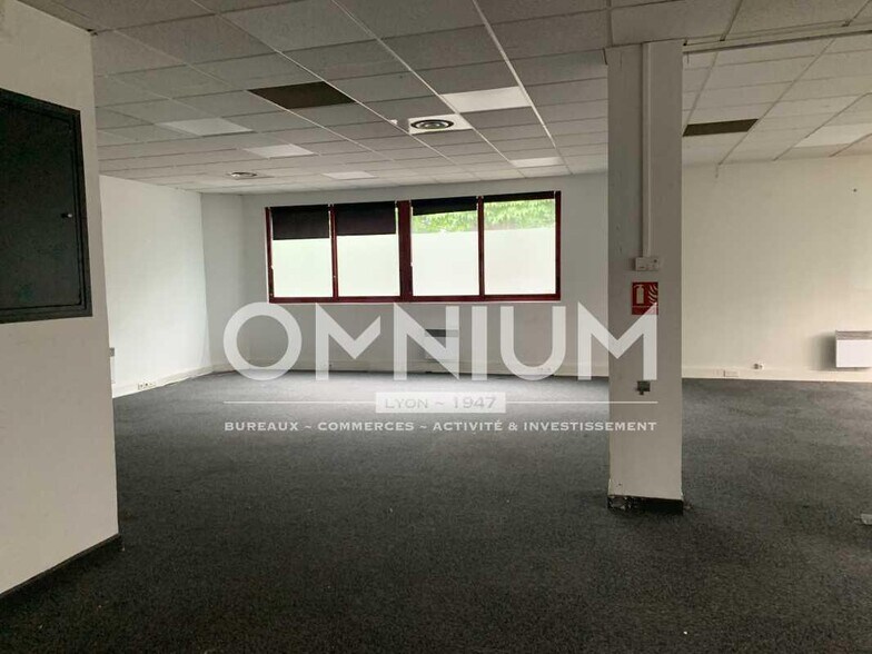 Office in Villeurbanne for lease - Interior Photo - Image 2 of 6