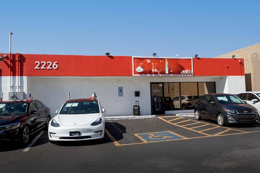 2226 W Camelback Rd, Phoenix, AZ à louer - Photo du bâtiment - Image 3 de 9