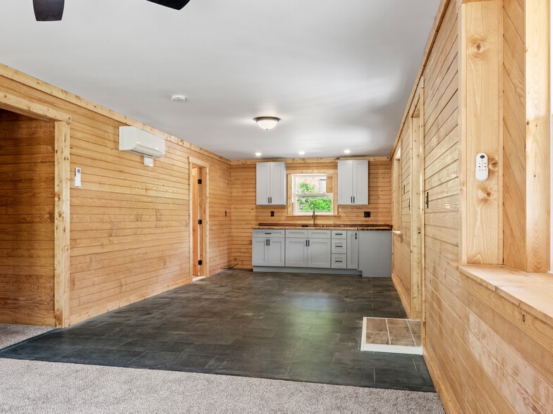 137 Red Maple Ln, Burnsville, NC for sale - Interior Photo - Image 2 of 28