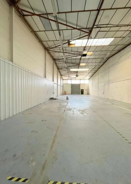 Flex in Coignières for lease - Interior Photo - Image 2 of 10