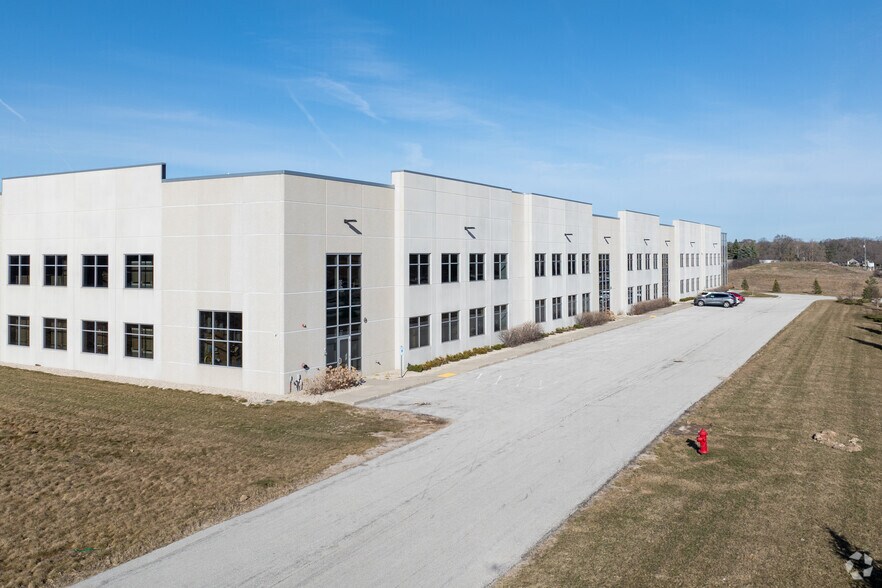 W130 N8675 Old Orchard Rd, Menomonee Falls, WI à louer - Photo du bâtiment - Image 2 de 5