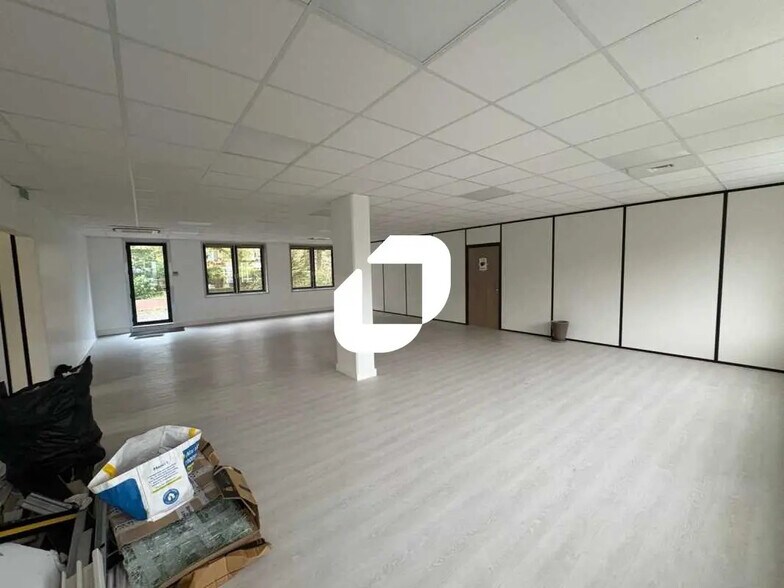 Office in Saint-Germain-en-Laye for lease - Interior Photo - Image 3 of 4