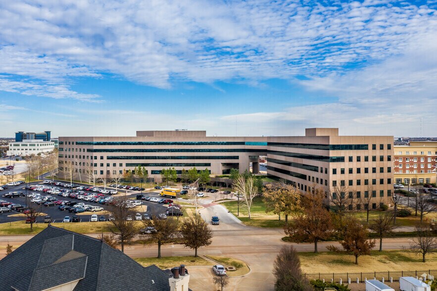 14000 N Quail Springs Pky, Oklahoma City, OK à louer - Photo du bâtiment - Image 3 de 10