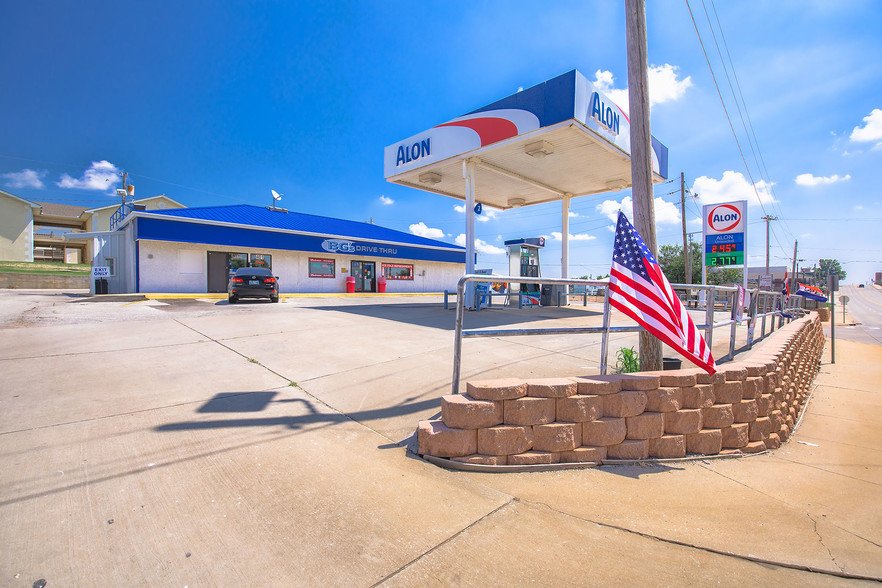 401 W Davis Ave, Weatherford, OK for sale - Primary Photo - Image 1 of 35