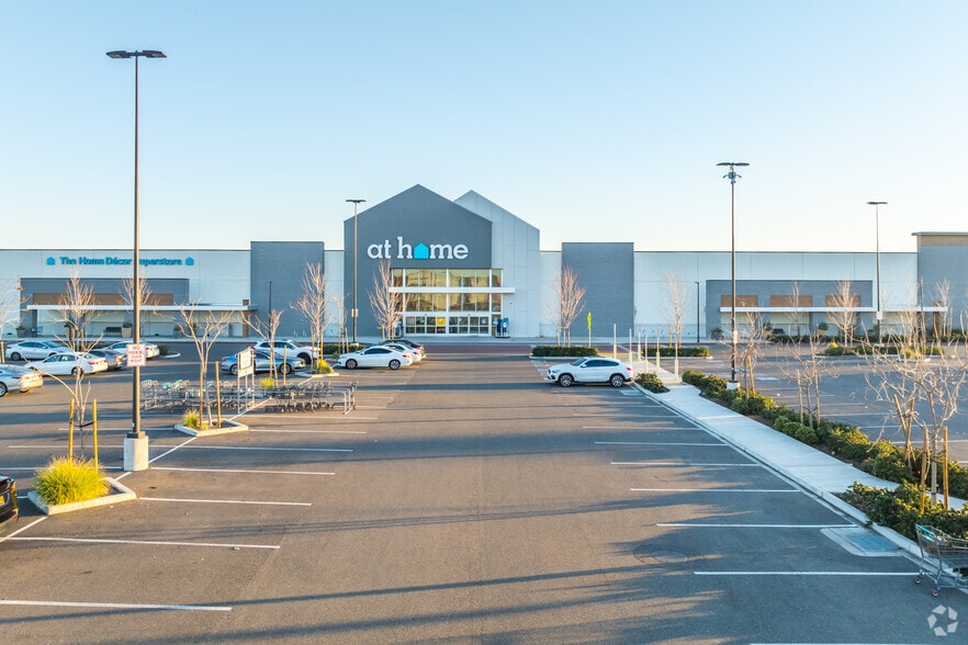 8320 Delta Shores Cir S, Sacramento, CA à vendre - Photo du bâtiment - Image 3 de 12