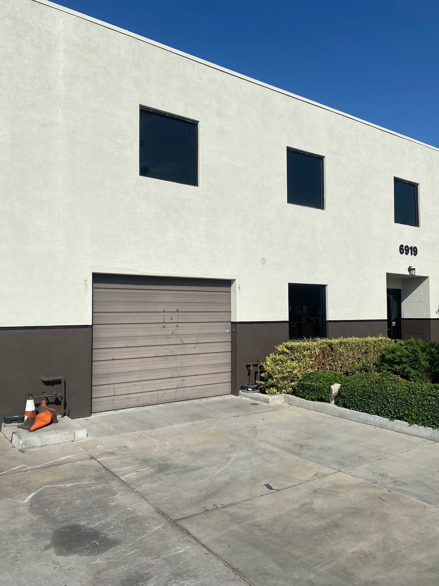6917-6921 Valjean Ave, Van Nuys, CA for lease Building Photo- Image 1 of 5