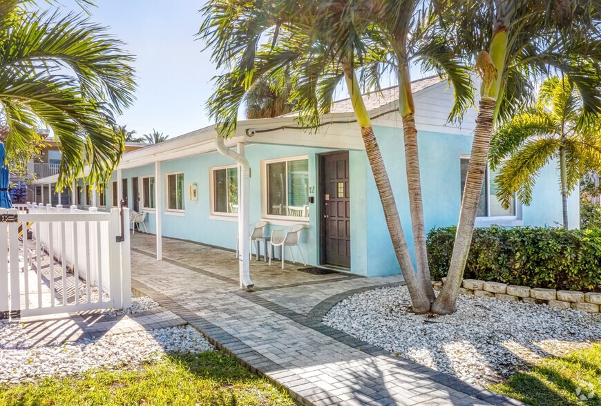 520 73rd Ave, Saint Pete Beach, FL for sale - Primary Photo - Image 1 of 9