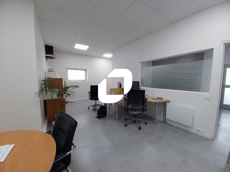 Bureau dans Montigny Le Bretonneux à louer - Photo intérieure - Image 2 de 14