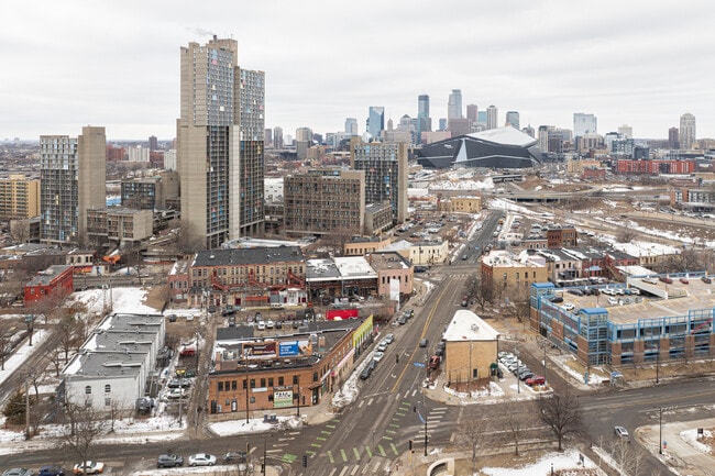 Plus de détails pour 1829 Riverside Ave, Minneapolis, MN - Commerce de détail aux enchères