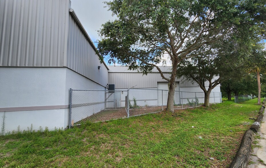 4025 Dow Rd, Melbourne, FL for lease - Building Photo - Image 2 of 7