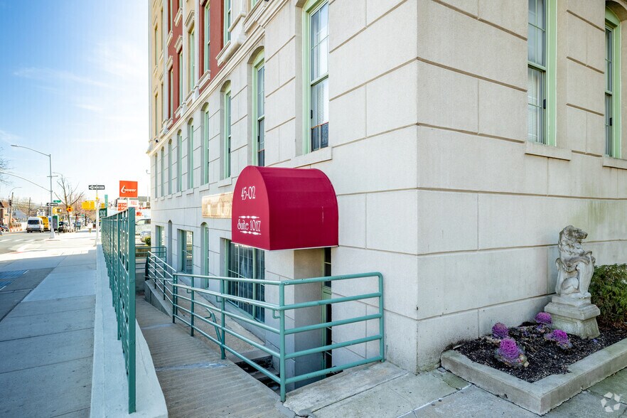 4502 Ditmars Blvd, Astoria, NY à louer - Photo du bâtiment - Image 3 de 12