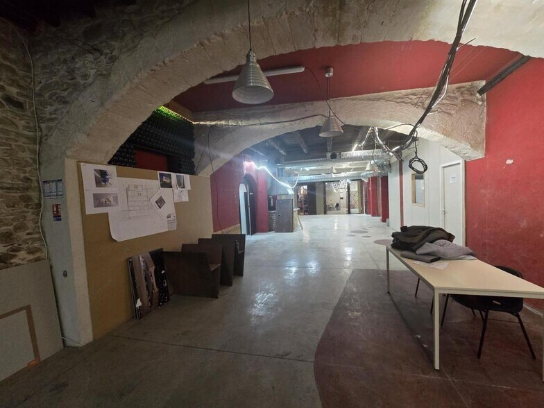 Retail in Nîmes for lease - Interior Photo - Image 2 of 6