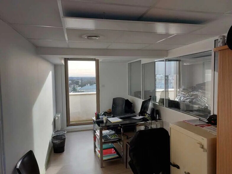 Office in Vincennes for lease - Interior Photo - Image 2 of 10