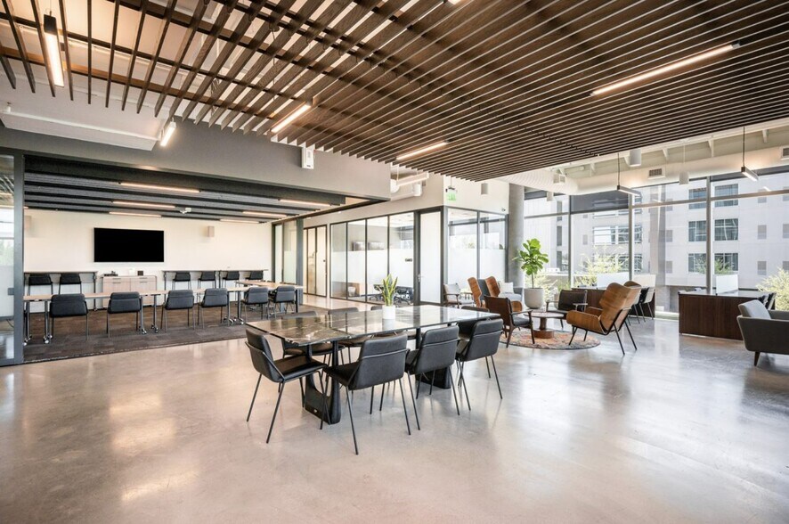 2801 E Camelback Rd, Phoenix, AZ à louer - Photo intérieure - Image 1 de 11