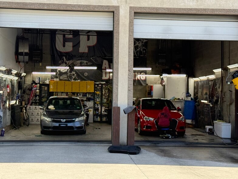 1808 Karakung Dr, Ardmore, PA for sale - Interior Photo - Image 2 of 6