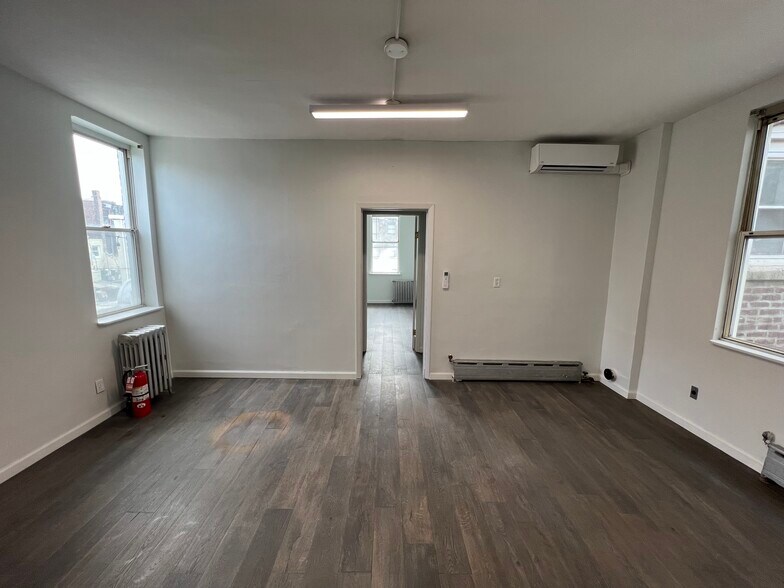 548 50th Ave, Long Island City, NY à louer - Photo du bâtiment - Image 3 de 9