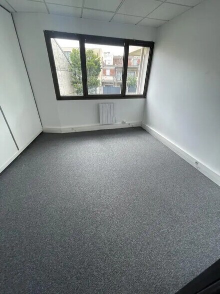 Immeuble residentiel dans Courbevoie à vendre - Photo du bâtiment - Image 3 de 9