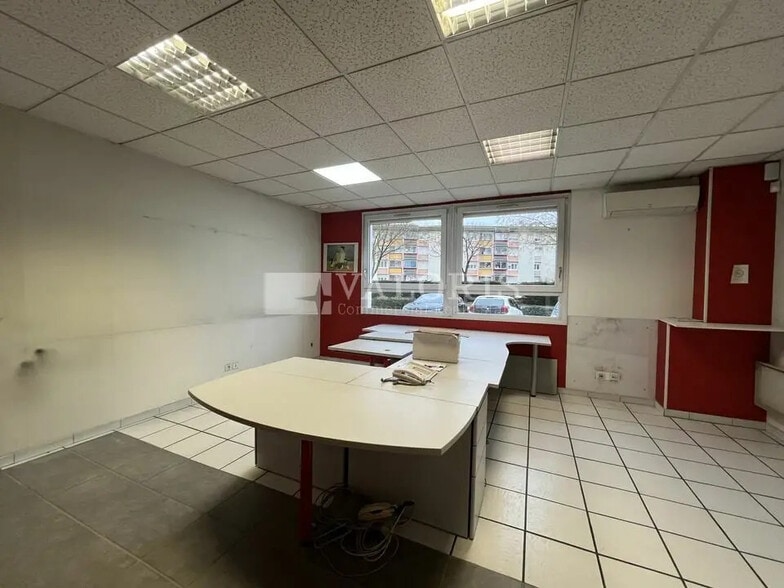 Flex in Villefranche-sur-Saône for lease - Building Photo - Image 2 of 11