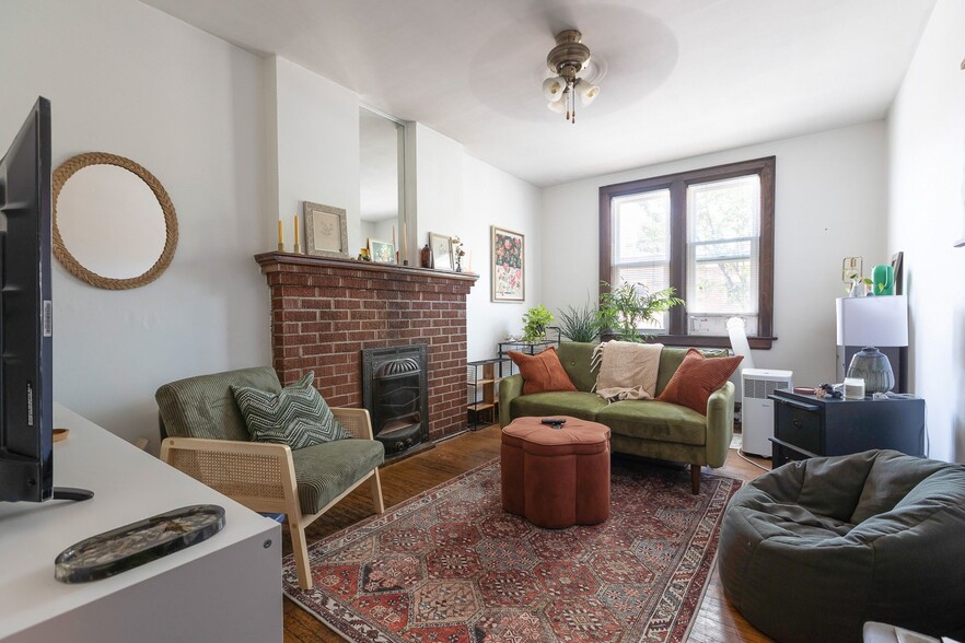 545 Annette St, Toronto, ON for sale - Interior Photo - Image 3 of 7
