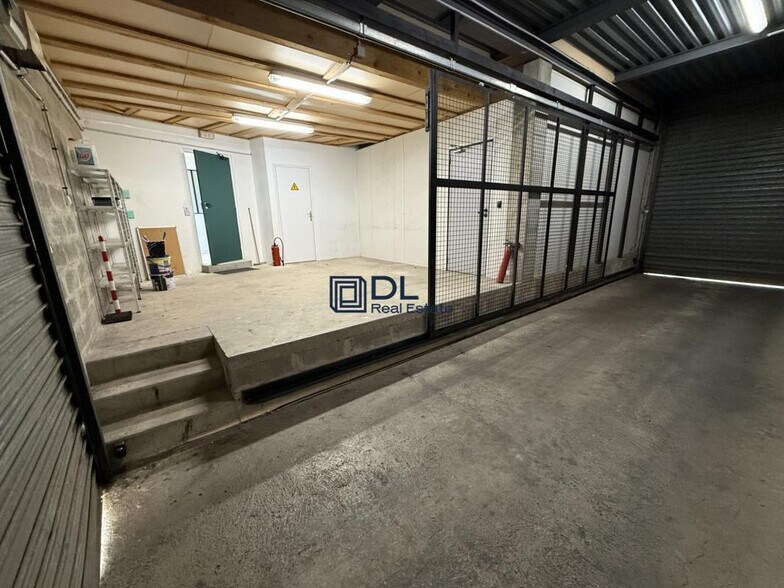 Industrial in Igny for lease - Interior Photo - Image 2 of 12