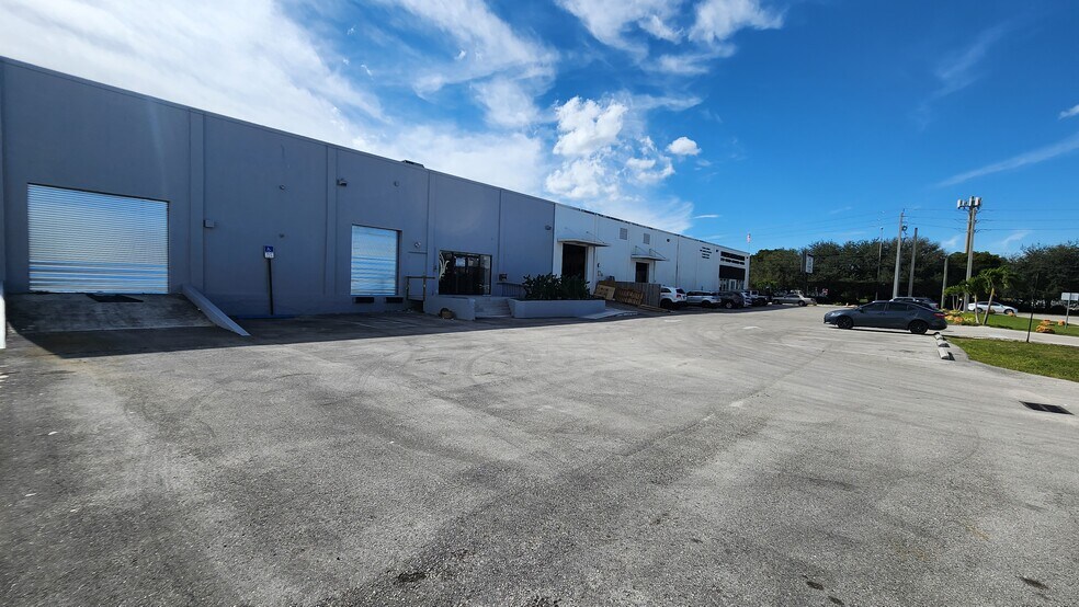 7890 NW 34th St, Miami, FL à louer - Photo du bâtiment - Image 2 de 20