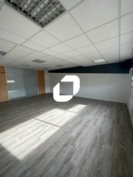 Office in Morainvilliers for lease - Building Photo - Image 3 of 11