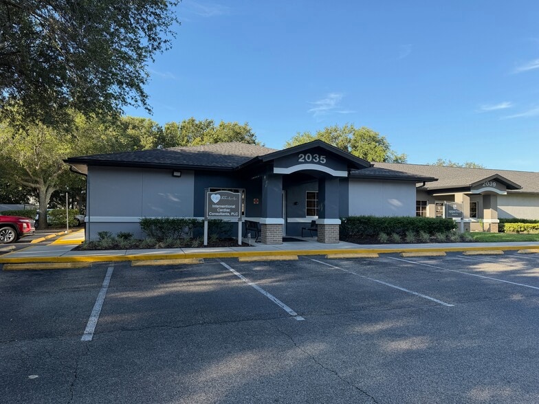 2035-2055 Little Rd, New Port, New Port Richey, FL à louer - Photo du bâtiment - Image 1 de 7