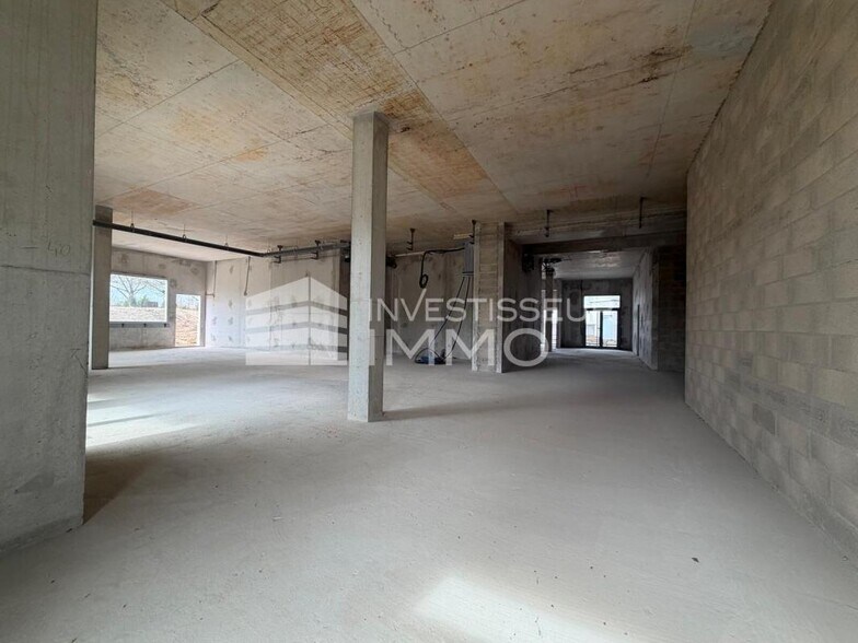 Retail in Serris for lease - Interior Photo - Image 3 of 4