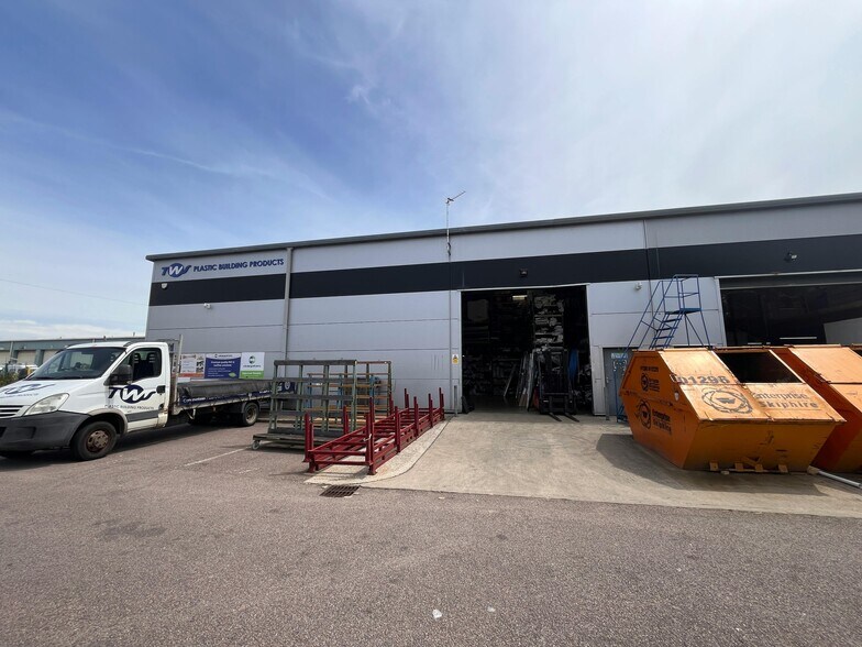 Smeaton Clos, Aylesbury for sale - Building Photo - Image 2 of 11