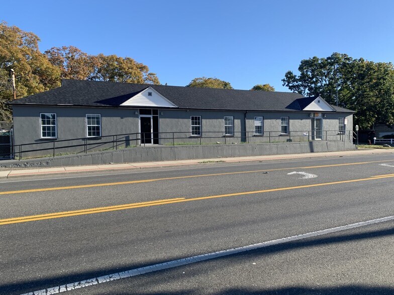 207 Bayshore Rd, Deer Park, NY à louer - Photo du bâtiment - Image 1 de 7